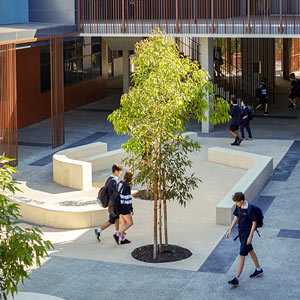 aerial view of students walking across a courtyard at 杏十八永久地址发布